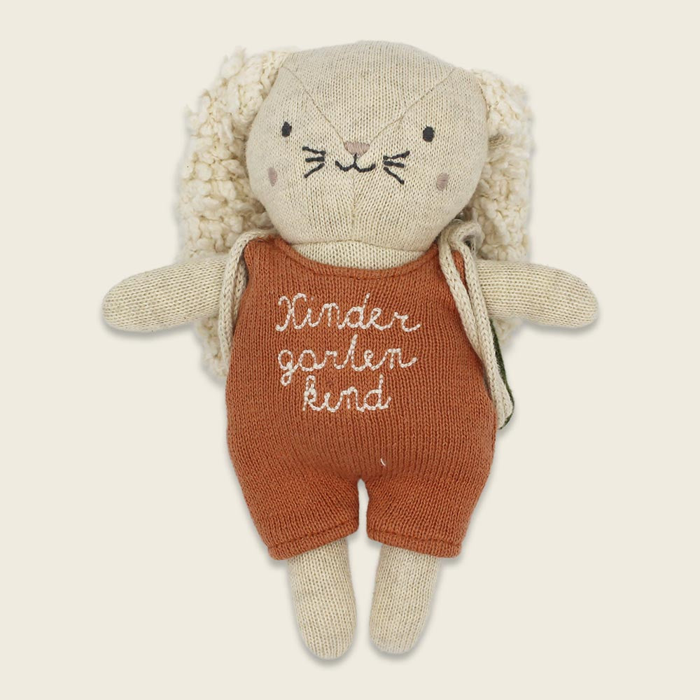 Ava&Yves Hase „Kindergartenkind“ mit Rucksack und lachsfarbenem Anzug Kuscheltier