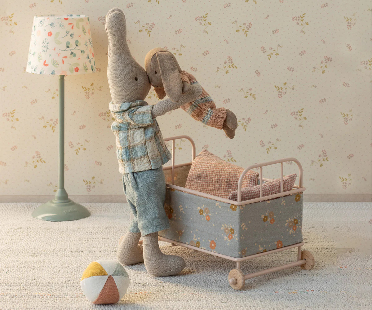 Maileg Hase, Mikro - Braun - Dusty Rose Strickanzug