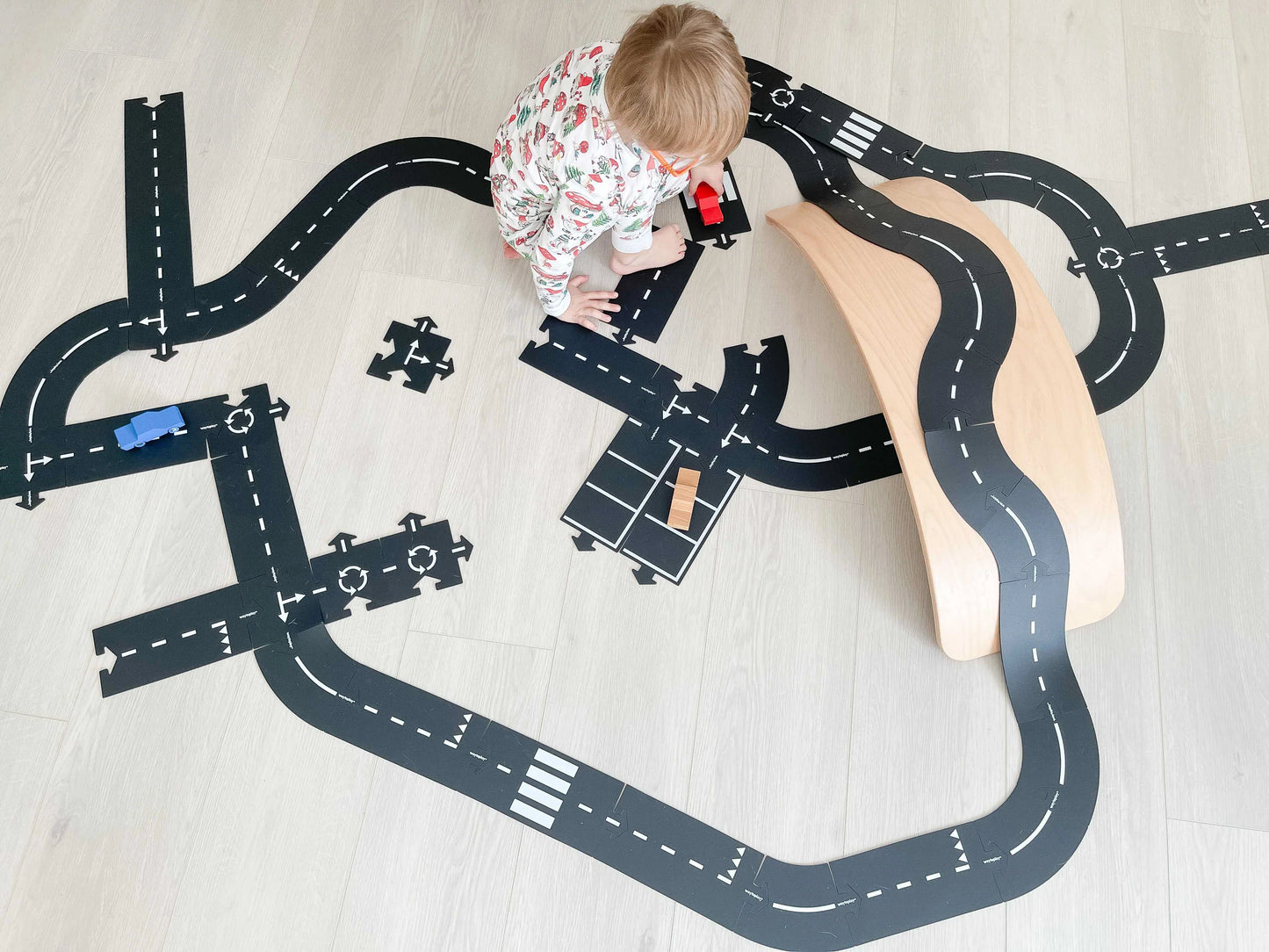 Waytoplay Set King of Road 40 flexible Straßen 2 Autos