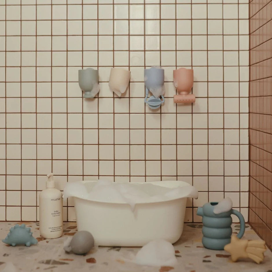 Mushie Badewannenspielzeug „Pour and Play“ Set