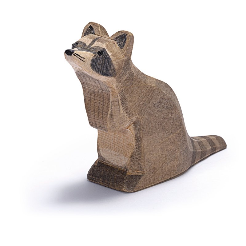 Ostheimer Waschbär sitzend
