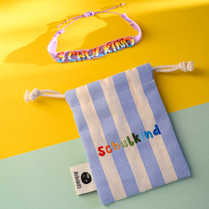 Ava&Yves - Gewebtes Armband mit handbestickten Perlen Schulkind, flieder mit Säckchen blau/weiss