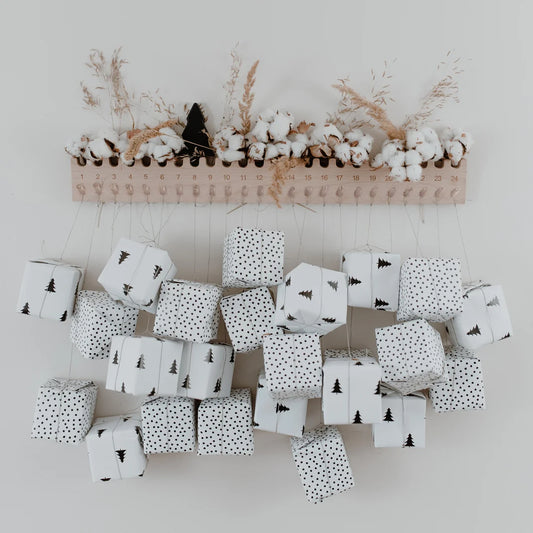 Eulenschnitt Adventskalender aus Holu mit Tanne