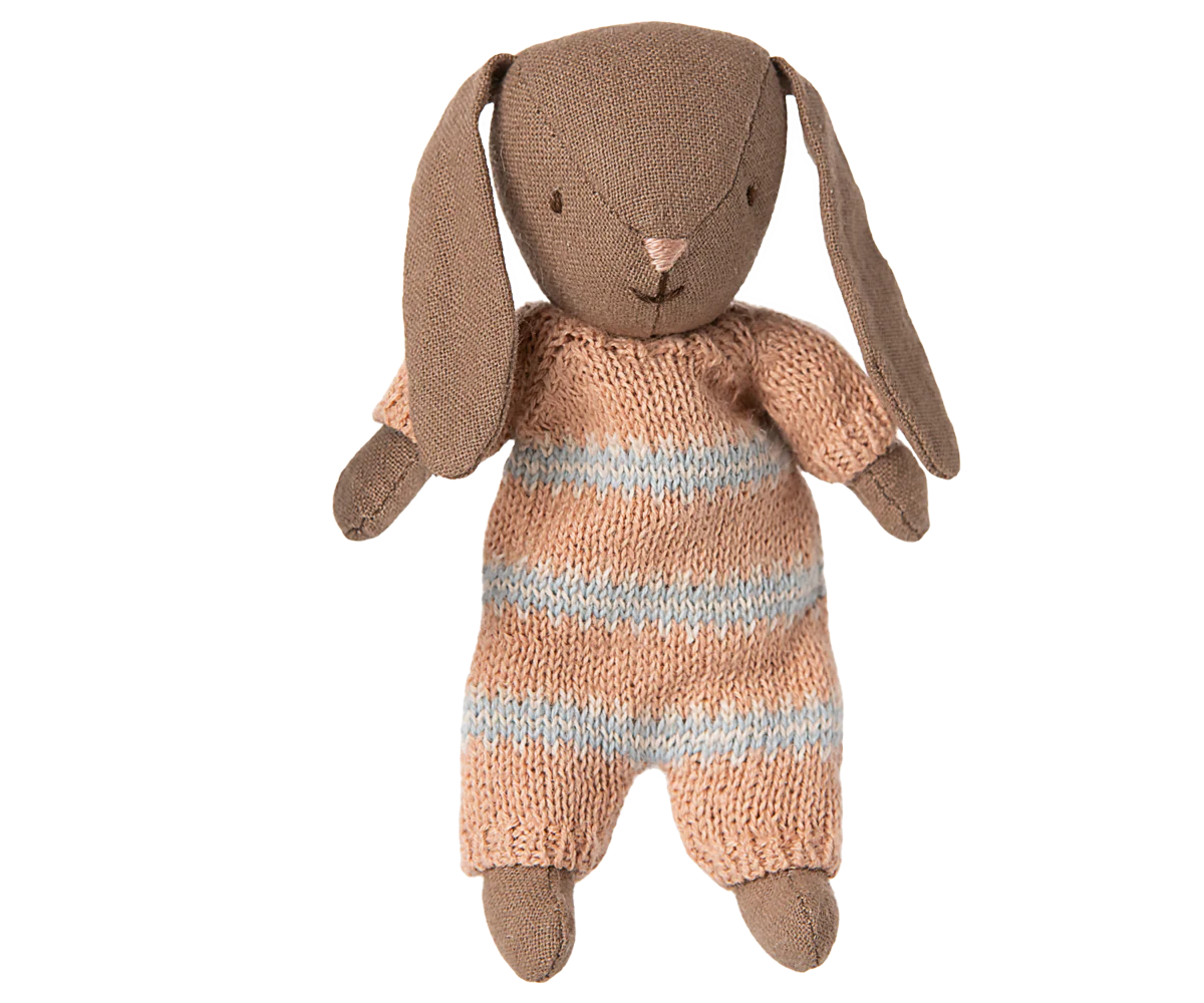 Maileg Hase, Mikro - Braun - Dusty Rose Strickanzug