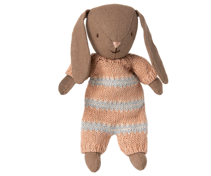 Maileg Hase, Mikro - Braun - Dusty Rose Strickanzug