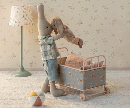 Maileg Hase, Mikro - Braun - Dusty Rose Strickanzug