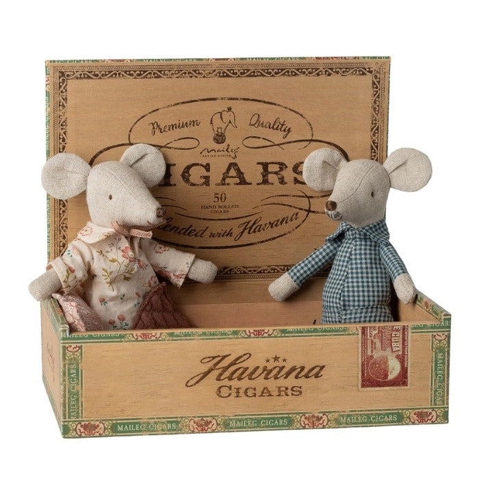 Maileg Oma und Opa Maus in Zigarrenschachtel