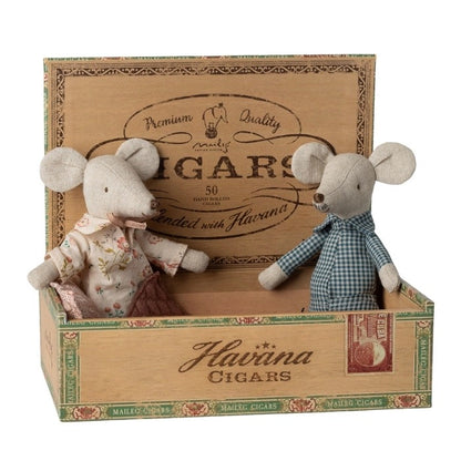 Maileg Oma und Opa Maus in Zigarrenschachtel