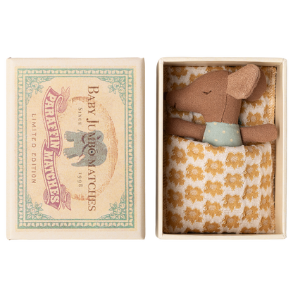 Maileg Babymaus blauer Anzug schlafend mit Blumendecke