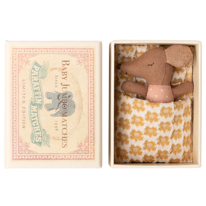 Maileg Babymaus schlafend rosa Schlafanzug mit Blumendecke