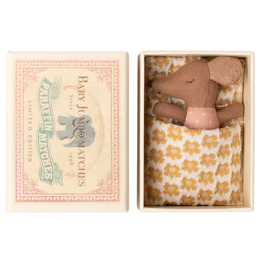 Maileg Babymaus schlafend rosa Schlafanzug mit Blumendecke