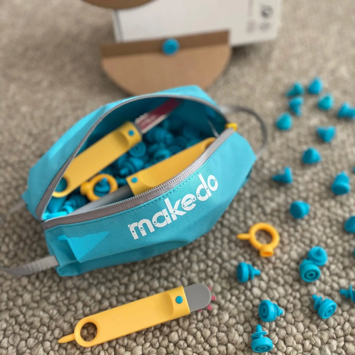 Werkzeugkoffer für bis zu 300 Schrauben oder 20 Werkzeuge | Makedo